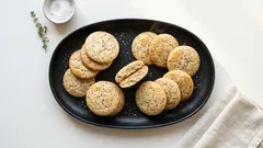 米粉でサクッとハード食感。塩こしょうが効くおつまみクッキー（オリーブオイルで軽やか）